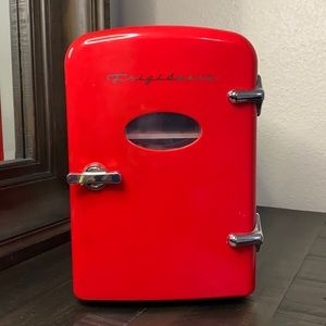 ❤️SOLD❤️Frigidaire retro 6 can mini fridge